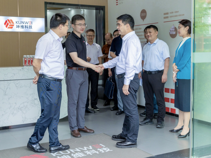 培育发展新质生产力 打造融合科创新生态丨区委副书记、区长恽淇丞率队调研常州坤维传感科技有限公司